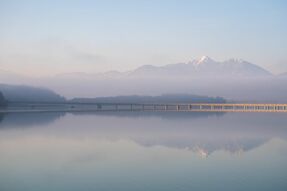 Фотообои Мост на фоне туманных гор